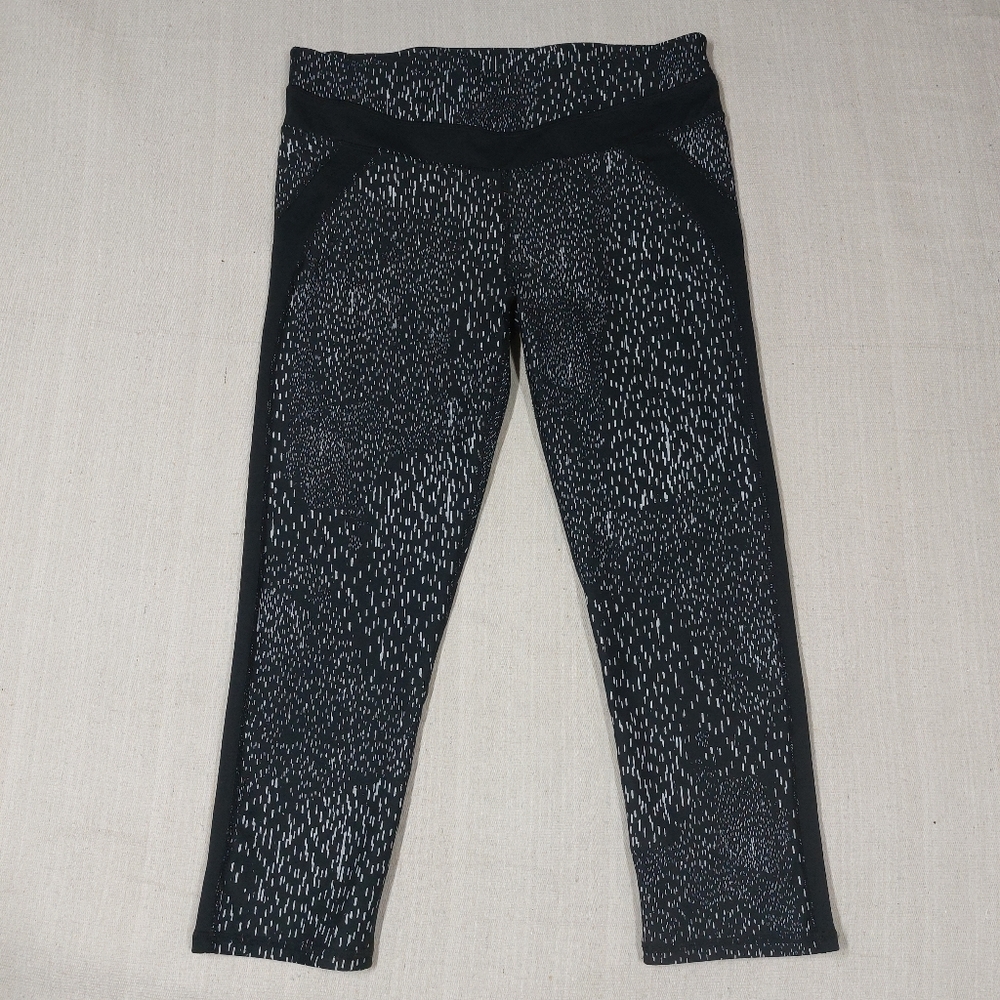 Fabletics Capri Leggings Size Medium Black Mid-Rise Spotted